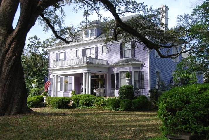 Stay in a bed and breakfast like Wisteria in Laurel, MS
